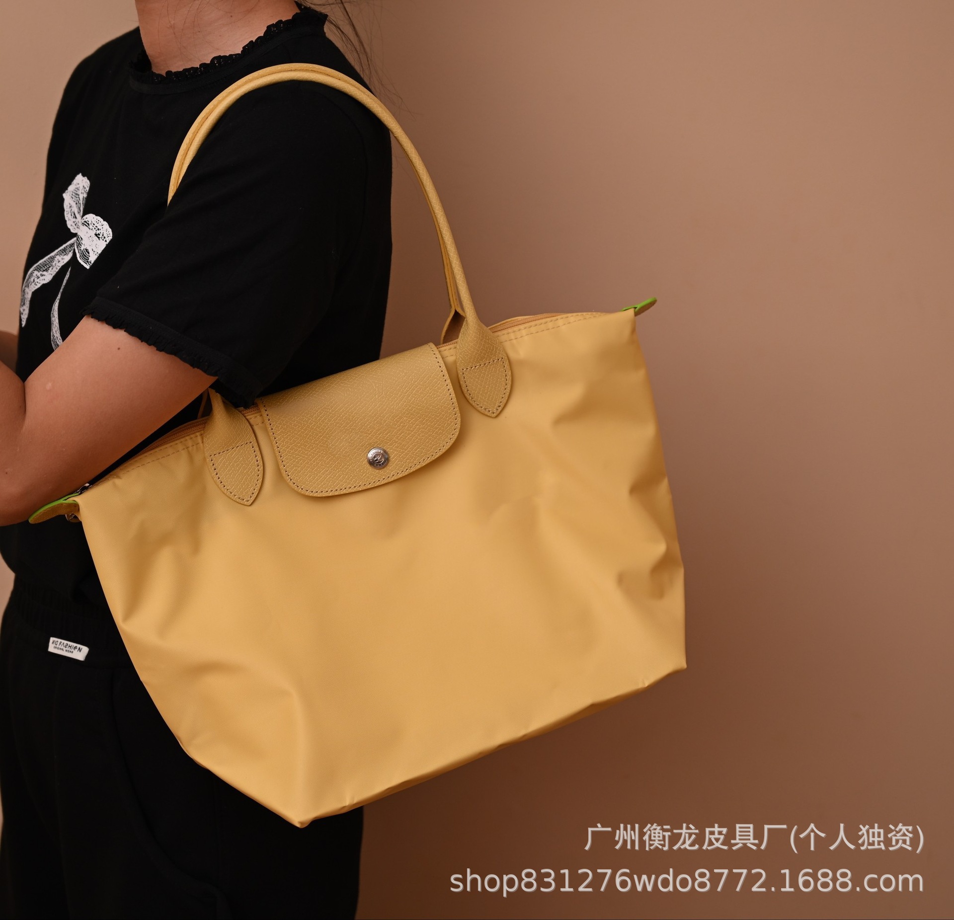 フランスの竜は高く上げてナイロンのカバンを包んで、女性のカバンの長い柄はギョーザの包みを持って折り畳みます。