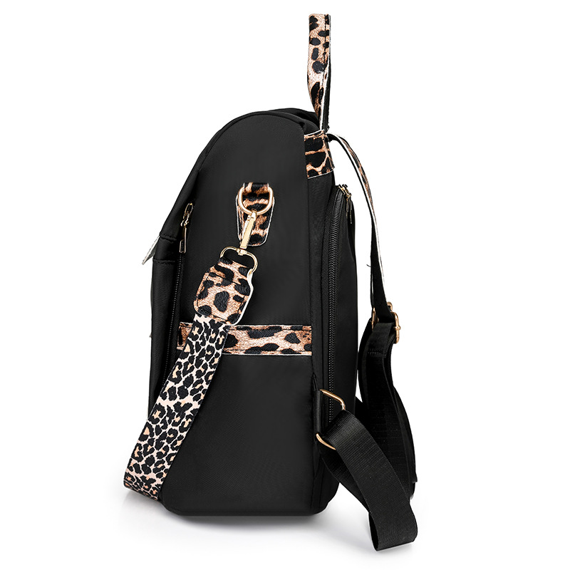 2024 nueva mochila antirrobo con estampado de leopardo de nylon para mujer, borla de moda, mochila de viaje de gran capacidad en contraste al por mayor