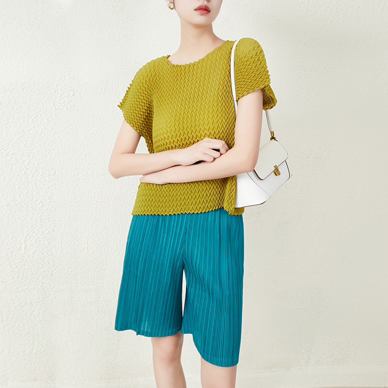 Miyake-Style Straight-Leg Casual Shorts for Women, Summer 2025, Pleated High-Waisted Thin Loose Five-Point Shorts, Mid-Length Pants That Make You Look Slimmer