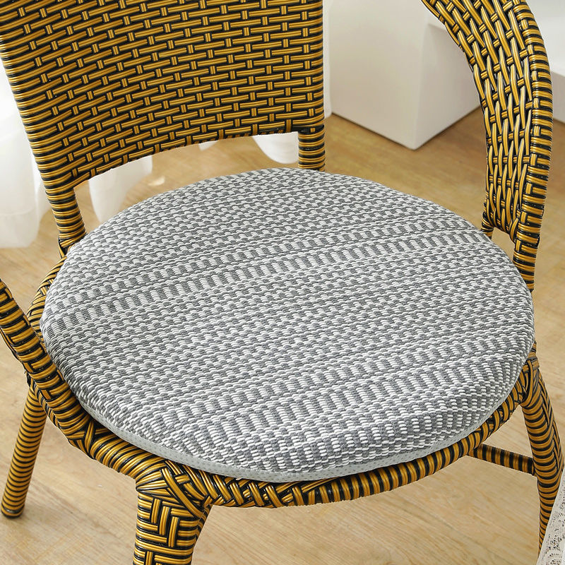 綿麻の円形の座布団を厚くして、藤の椅子の座布団を分解して洗うことができます。