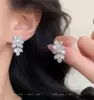 Серебристый, с серебряным штифтом