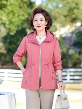 中老年妈妈春秋季薄款中长风衣连帽外套女士新款休闲刺绣时尚夹克