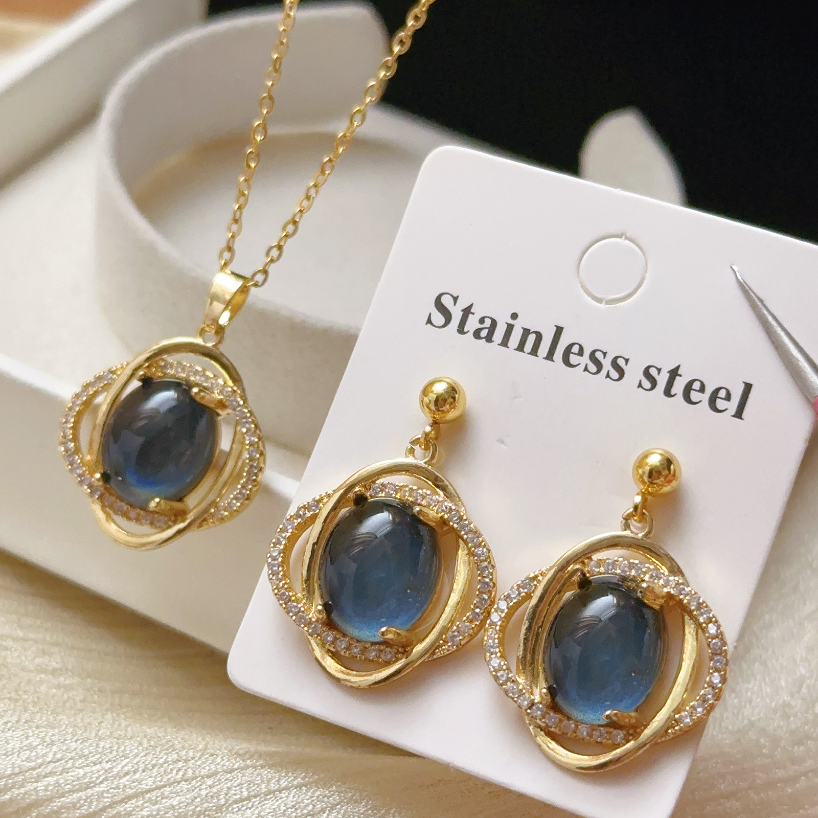 Caliente venta de nuevos colgantes de zafiro aristocráticos temperamento real elegante colgante colgante de pendientes incrustados conjunto de mujeres