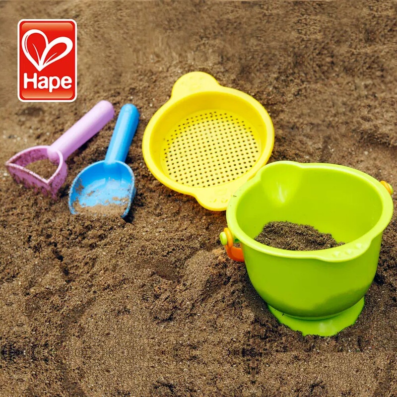 Hape子供用ビーチ玩具セット子供の赤ちゃんは砂の大きい道具を遊んでいます。|undefined