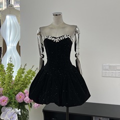 アマゾンの秋のロマンチックな洋風の晩餐会のドリルは腰の蓬のワンピースを収めて胸を拭きます。