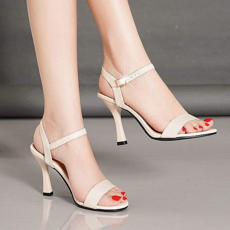 真软皮一字扣细跟凉鞋2025新款夏季百搭高跟鞋女软底中跟中空凉鞋