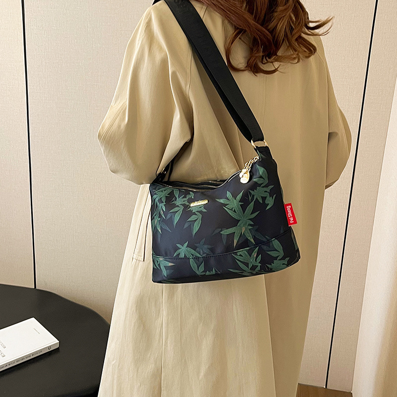 2024 nuevo bolso de madres de mediana edad bolso de hombro de suegra moda multicapa atmósfera bolso de lona de mujer