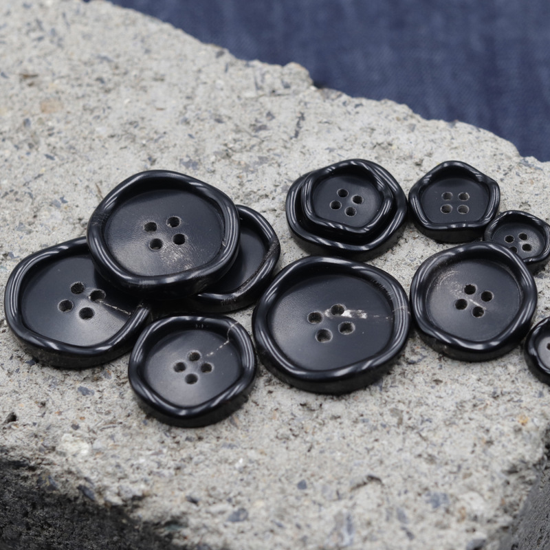 Wave-edged four-eye black horn buttons, available in all sizes, in stock. Horn buttons for shirts, cardigans, suits, vests, and coats Wave-edged four-eye black horn buttons, available in all sizes, in stock. Horn buttons for shirts, cardigans, suits, vests, and coats