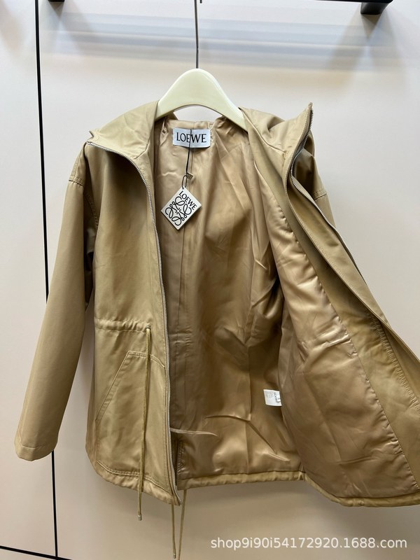 23早秋の新商品の定番ロゴのロゴと帽子の紐を引いて腰のコートの帽子を収めてマントのデザインを開くことができます。|undefined