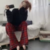 Чёрный свитшот и клетчатые брюки