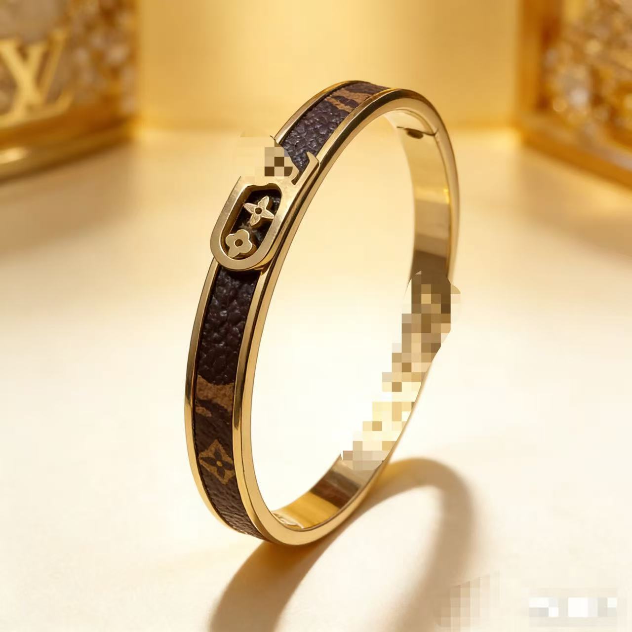 2025 新しいヨーロッパとアメリカのビッグブランドチタン鋼ブレスレット非退色ステンレス鋼ブレスレットバックルオープニングハンドジュエリー卸売