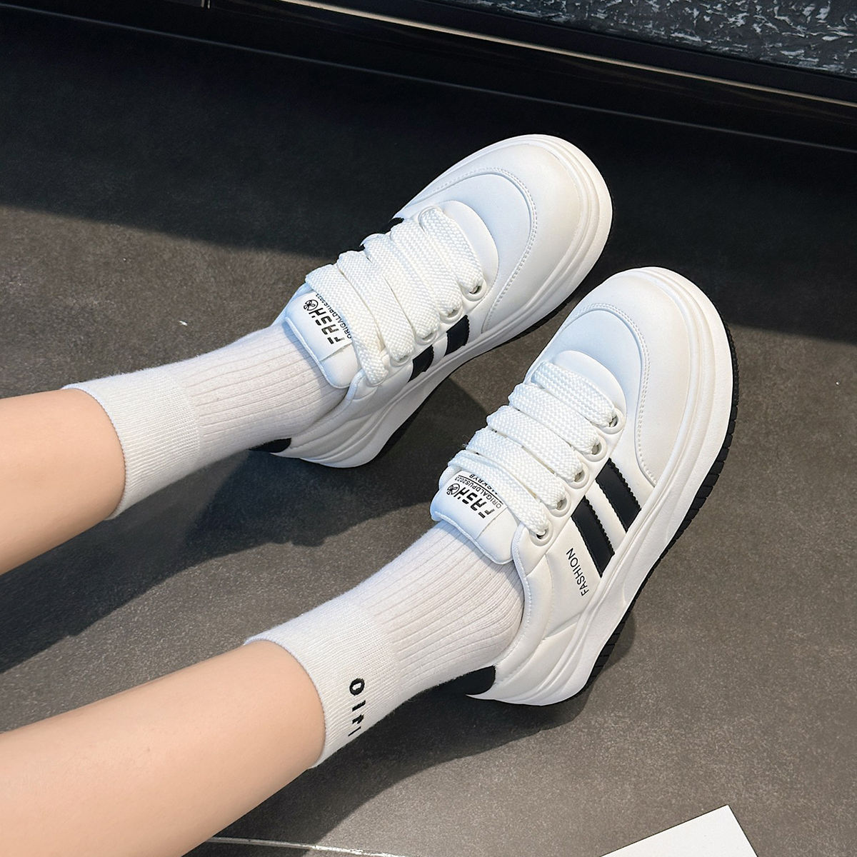 Pequeños zapatos blancos de primavera de 2024 para mujeres nuevos zapatos de skate casuales ligeros versátiles con suela gruesa y alta zapatos de pan de deporte