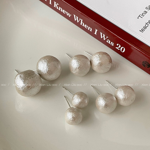 Retro Hepburn-style cotton and large pearl earrings for women, exuding elegance, suitable for influencers, French lightweight luxury high-end earrings.