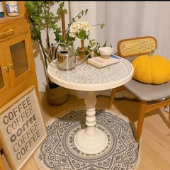 レトロなお茶のソファーのそばのリビングルームの小さい部屋のタイプの軽い豪華な鉄芸の小さい円卓のベッドの上のテーブルの女子学生の寝室
