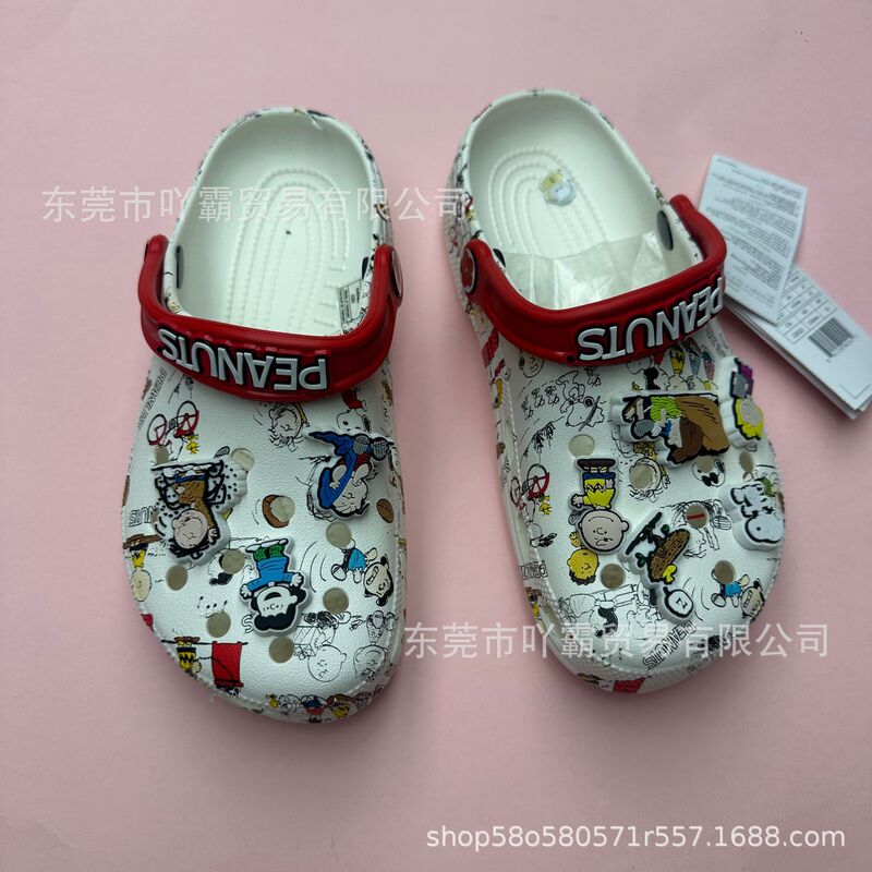 New Snoopy Parent-Child Cartoon Cute Clogs, Lightweight Beach Sandals, Non-Slip Breathable Fashionable Slippers New Snoopy Parent-Child Cartoon Cute Clogs, Lightweight Beach Sandals, Non-Slip Breathable Fashionable Slippers
