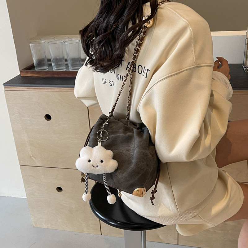 Este año, la moda de alta sensación de bolso para mujeres 2024 nuevo estilo extranjero, bolso de cinturón de cadena, bolso de cubo en línea.