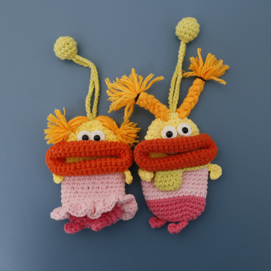 New hand-woven sausage mouth key case creative wool crocheted braid sisters earphone case personalized women's bag