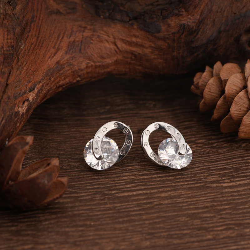 Factory-Made Copper French-Style Cool and Elegant Leaf-Shaped One-Carat Zircon Diamond Earrings · Exquisite Diamond Earrings for Daily Commuting and Leisure