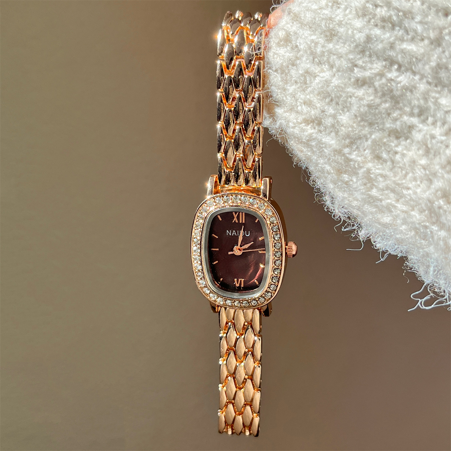 Hot-Selling Popular Elegant Women's Wrist Watch Oval Small Dial High-End Fashion Diamond Bezel Retro Cross-Border