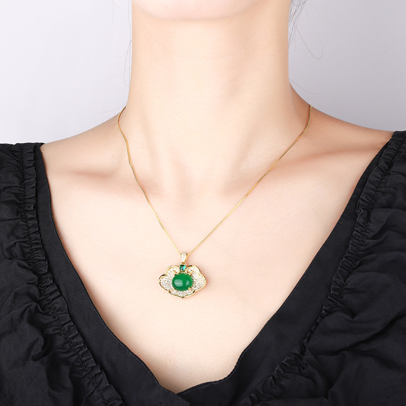 El nuevo collar colgante de oro de corindón rojo de imitación fluorescente con fondo de cobre de la joyería Zhuang Shengsheng 10*12