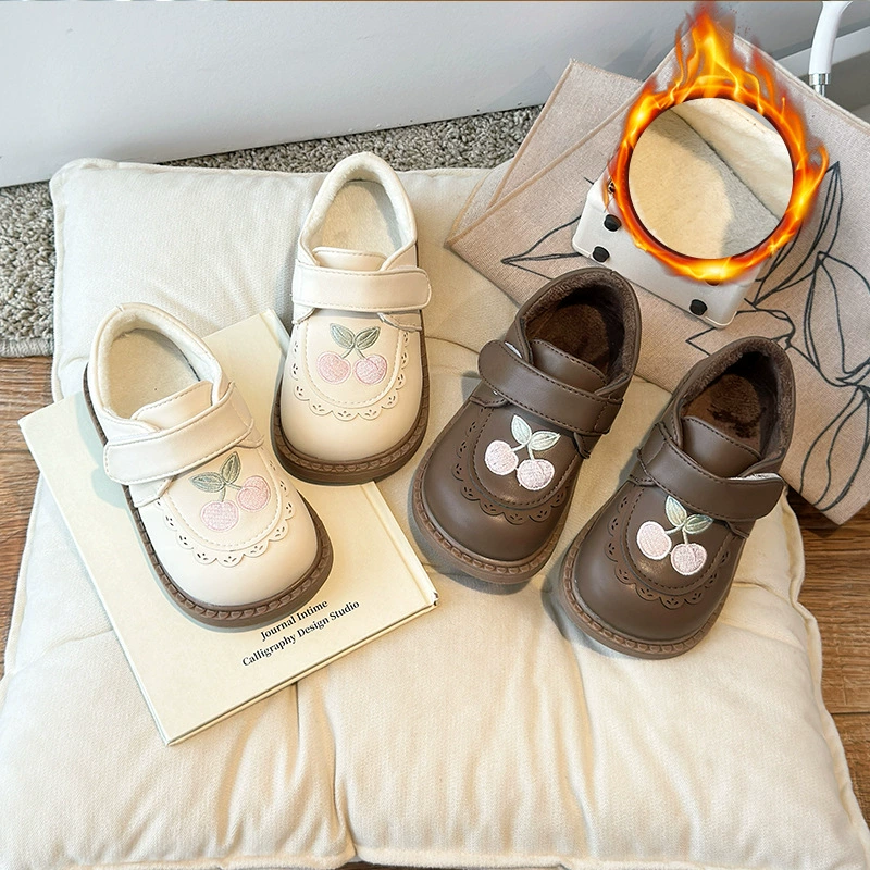 Детские кожаные туфли для девочек, зимние мягкие хлопковые туфли с вышивкой вишни 2025 года для девочек, флисовые туфли для малышей, туфли для маленьких принцесс.