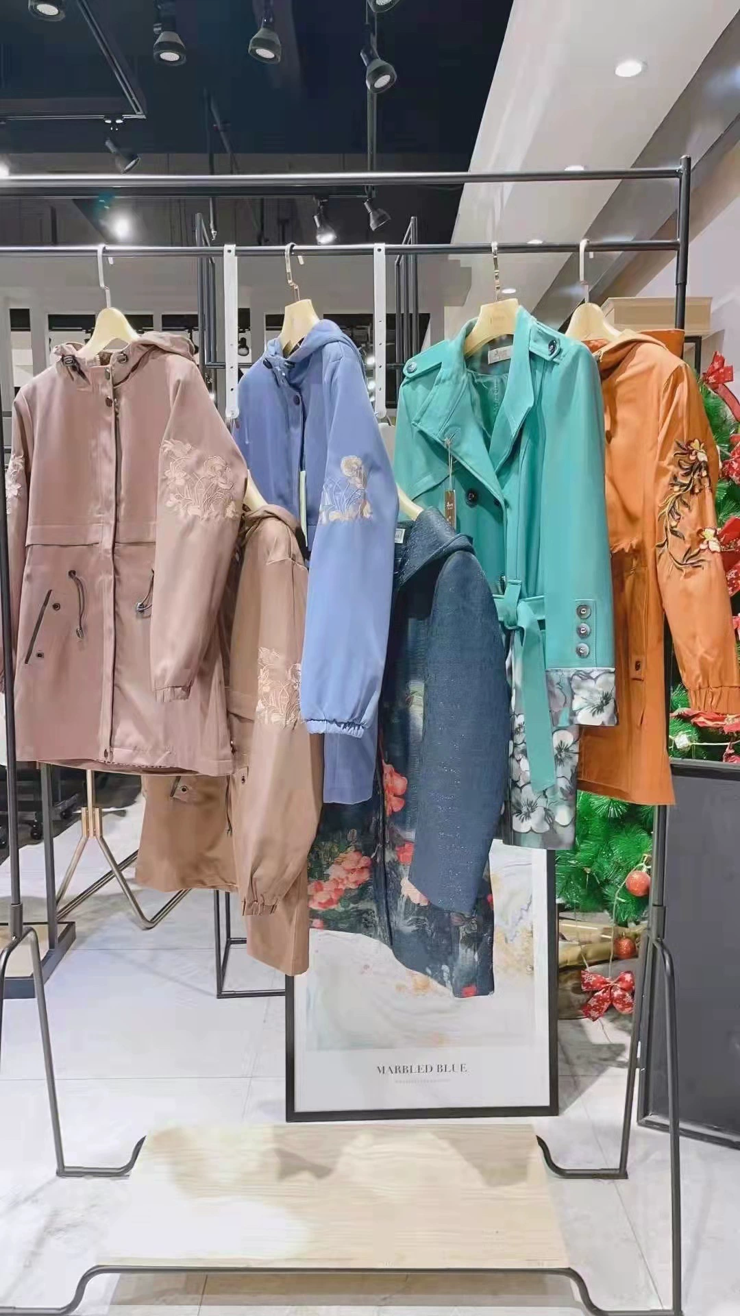 Мама одеваются 2023 зимние куртки для пожилых людей ветровки тонкая вышивка бренда скидка оптом из первых рук поставки женской одежды