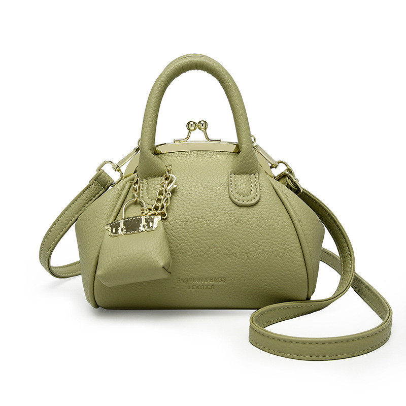 Venta al por mayor primavera y verano nuevo estilo bolso femenino retro bolso de clip bolso de mano moda todo fósforo bolso pequeño de mensajero de un solo hombro femenino