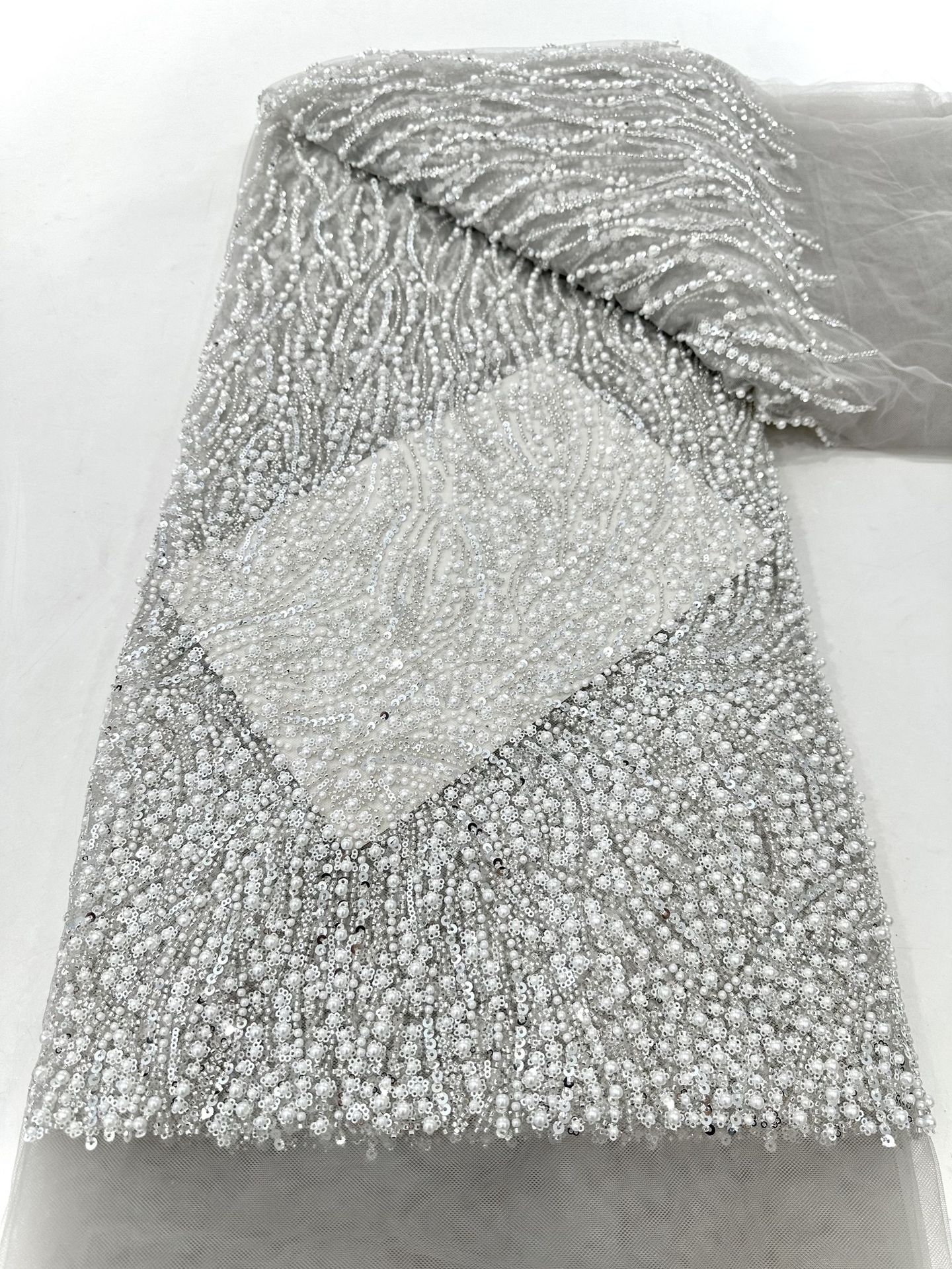Tela de encaje bordada, bordado pesado con cuentas grandes y patrones florales por todas partes, base de malla de encaje con bordado de tubo de cuentas, tela para vestido de novia.