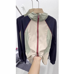 フード付きコントラストカラースプライシングジャケット女性の夏 2025 新しい小さな日焼け止め服女性ナイロン日焼け止め服通気性