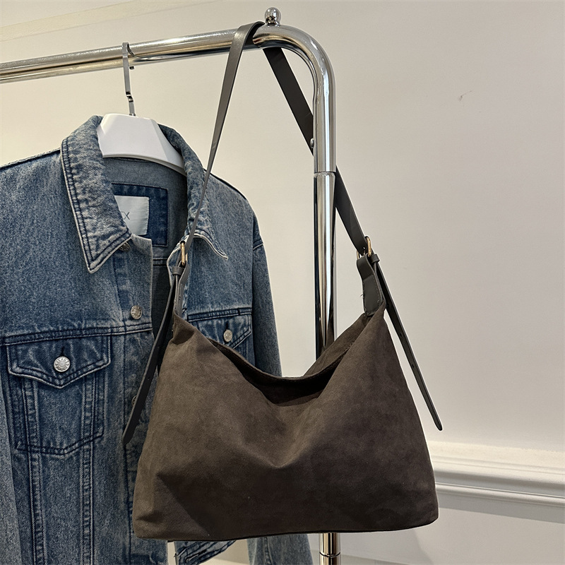 Bolsa de alta calidad para mujeres de gran capacidad 2024 nuevo otoño invierno retro nicho hombro único brazo bolso de viaje