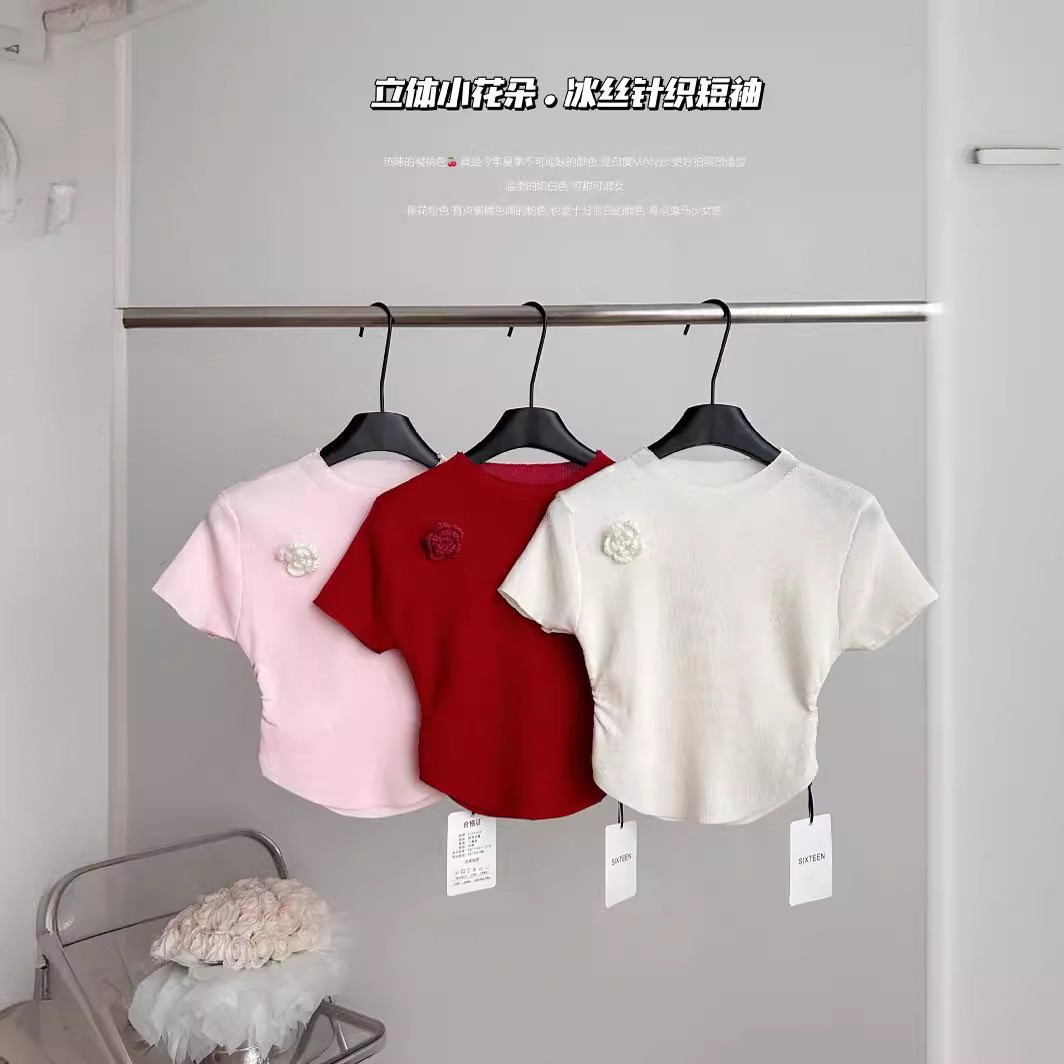 Cute three dimensional knitted T-shirt