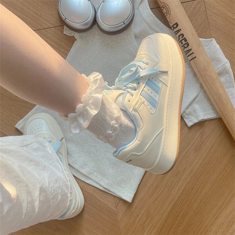 Zapatos blancos de suela gruesa para mujeres 2025 verano nuevo estilo de malla transpirable moda versátil ligero aumento de altura zapatos deportivos casuales