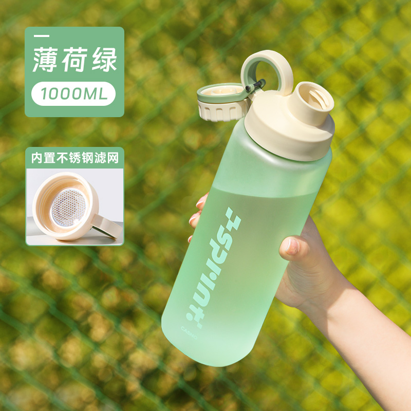 Taza de agua para hombres de gran capacidad de verano resistente a caídas resistente a altas temperaturas para mujeres con tabique de té de plástico portátil 2025 nueva taza deportiva