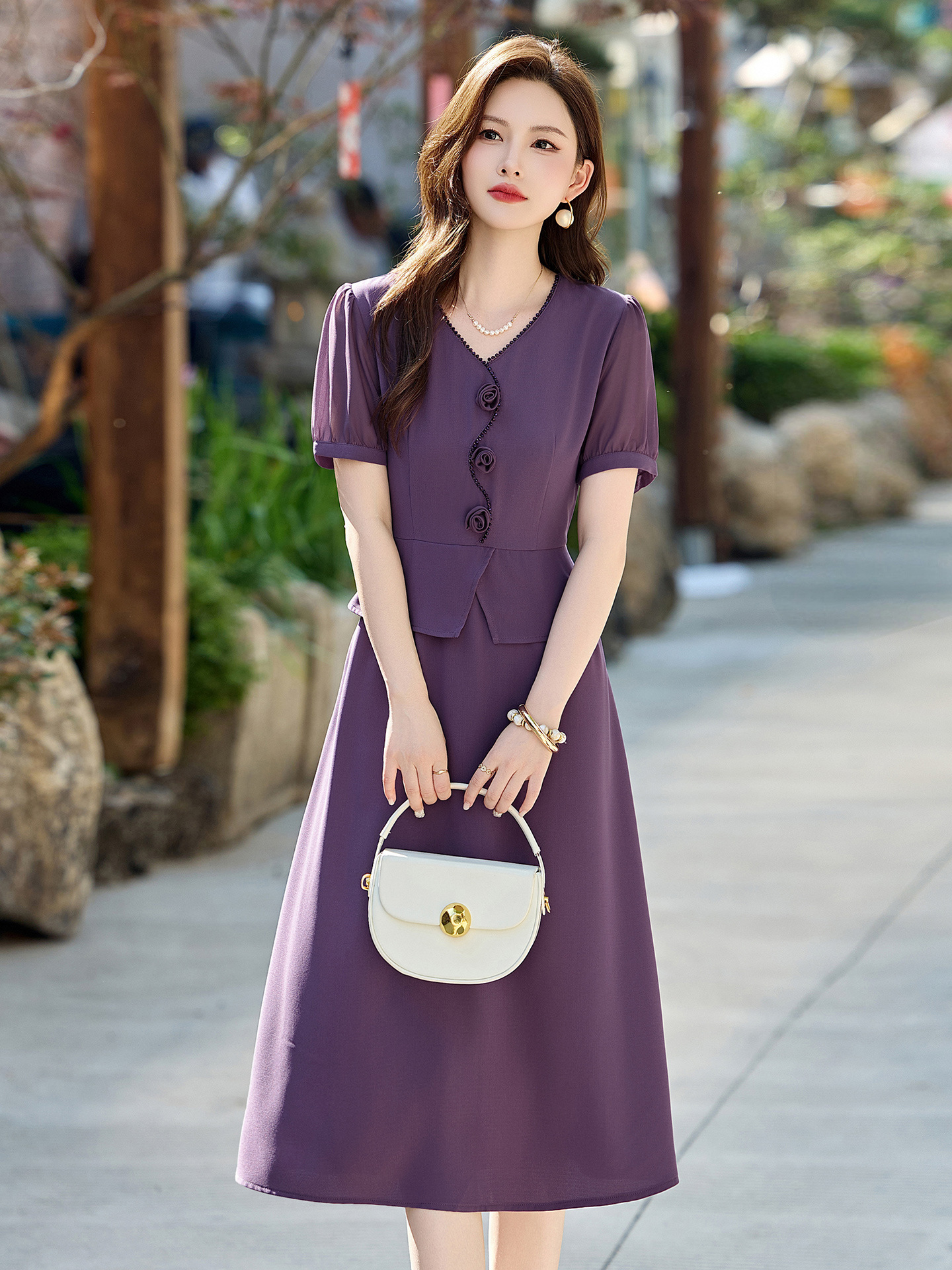 Đầm maxi nữ cổ V phối ren hoa hồng, tay ngắn, thiết kế giả hai lớp, cài khuy vải — tím hoa cà, Xanh lông mòng đen