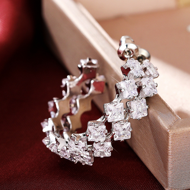 Orecchini a lobo in zircone e cristallo per donna e uomo eleganti_voghion.com