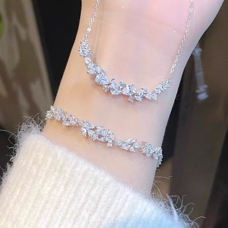 藤の花のほほえみのネックレスの女性の軽豪華な大衆の高級感の新型の鎖の骨のチェーンのバレンタインデーは彼女の誕生日のプレゼントを送ります。|undefined