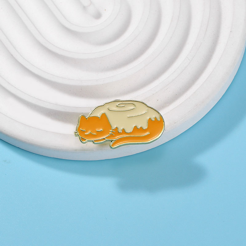 Creative new cute cat small animal brooch fashion personality simple alloy oil cartoon badge decoration