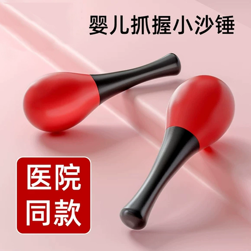 Красный молоток с песком новорожденный хватает за слух