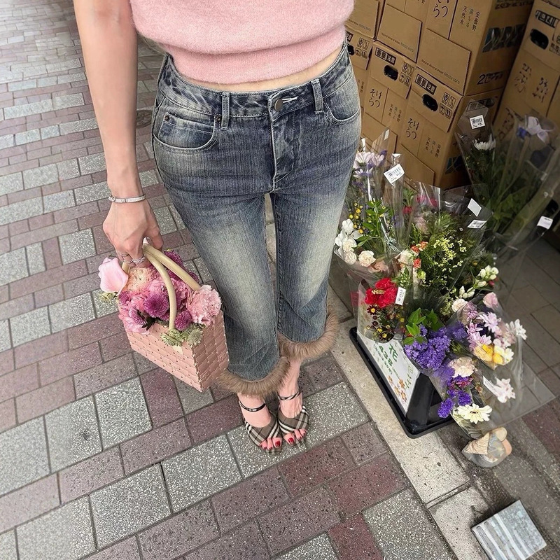2026aw "Kitten Jeans" with a perfect fit and slight flare, stylish for going out, fluffy cropped denim pants
