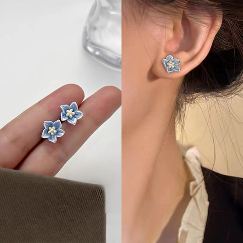 Stylish blue camellia earring, elegant and sweet, niche design, high-end sense, resin exquisite versatile earrings