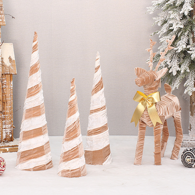 Set di decorazioni natalizie: statuetta di alberi e renne avvolti in tessuto, struttura in ferro, 3 pezzi._voghion.com