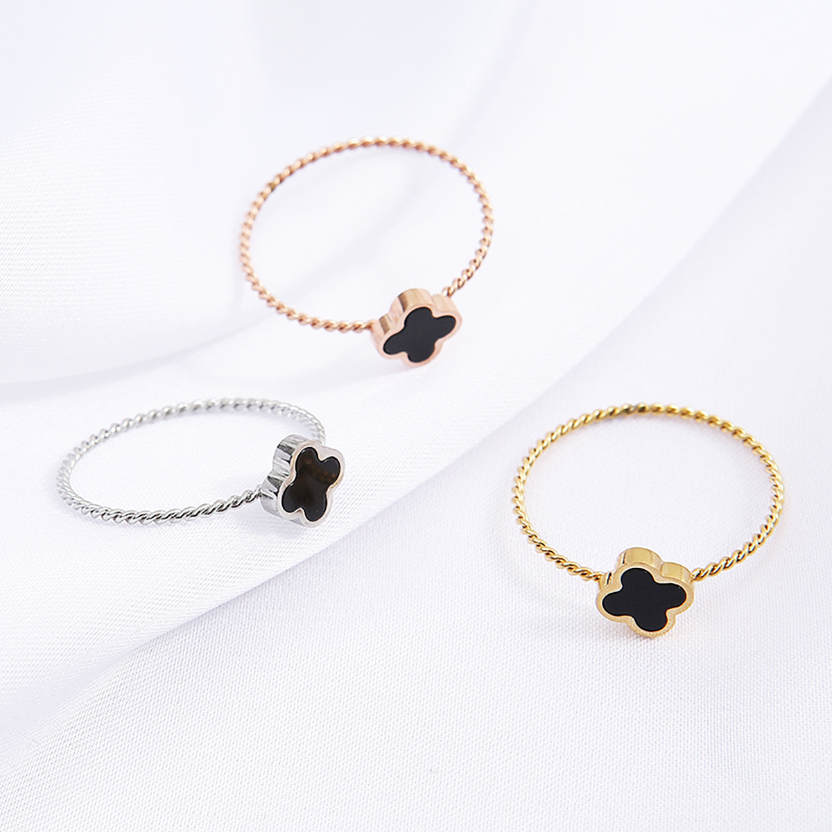 Luz anillo de trébol de lujo mujer Mori personalidad coreana simple estudiante anillo de acero de titanio no se desvanece temperamento joyería
