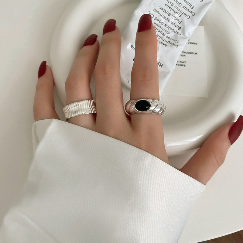 フランスのレトロな黒瑪瑙の指輪の女性のねじの指輪の小さい大衆の軽い豪華な個性の指の指輪の口の指輪のinsの風潮|undefined