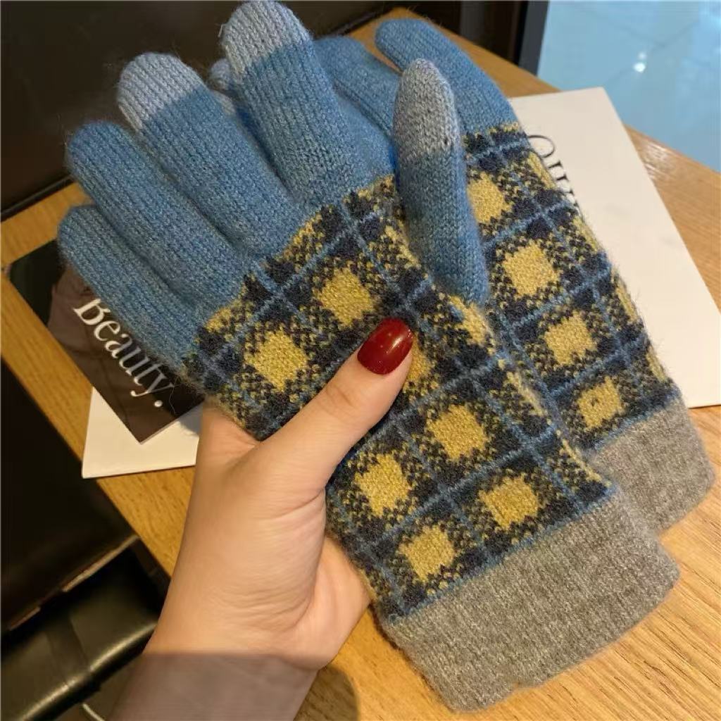 日本の衝突色の格子のタッチパネルの保温の手袋の女性の秋冬の新型のメリヤスとベルベットの車は森の女子学生に乗ります。