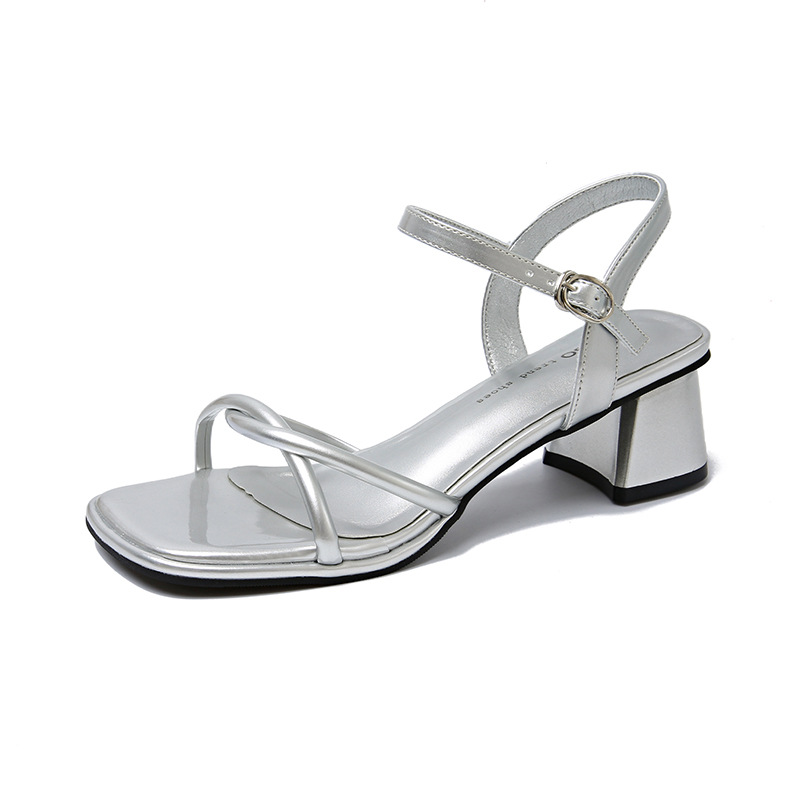 Zapatos dama tacones altos plateados 2025 verano nuevo estilo temperamento francés con falda sin pies cansados sandalias de tacón medio súper hermosas