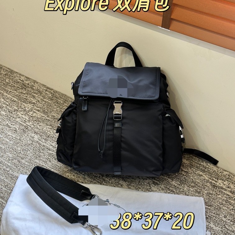 全新P家双肩包黑色降落伞尼龙款经典三角标 银色五金细节做工很棒