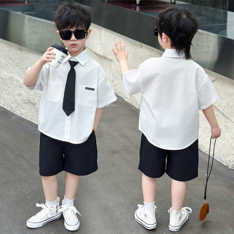 7125 Traje de estilo universitario para niños 2025 Verano Nuevo estilo Camisa de manga corta para niños Pantalones cortos Ropa de jardín de infantes de dos piezas