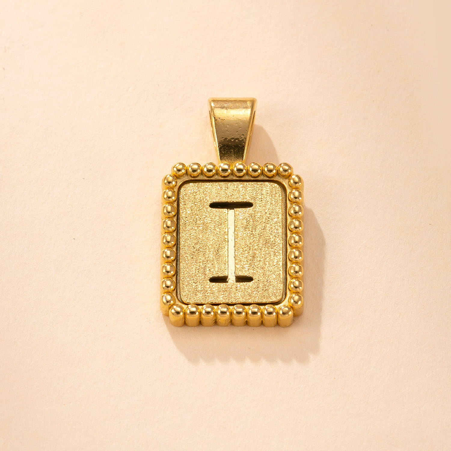 Colgante único Collar de acero inoxidable de moda transfronteriza Colgante de letras de lunares de marca cuadrada fundido Joyas de acero de titanio dorado de 18 quilates