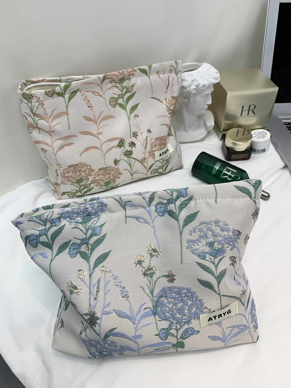 Bolsa de maquillaje, una pequeña bolsa fresca portátil de gran capacidad, bolsa de almacenamiento para productos de cuidado de la piel, bolsa de mano.
