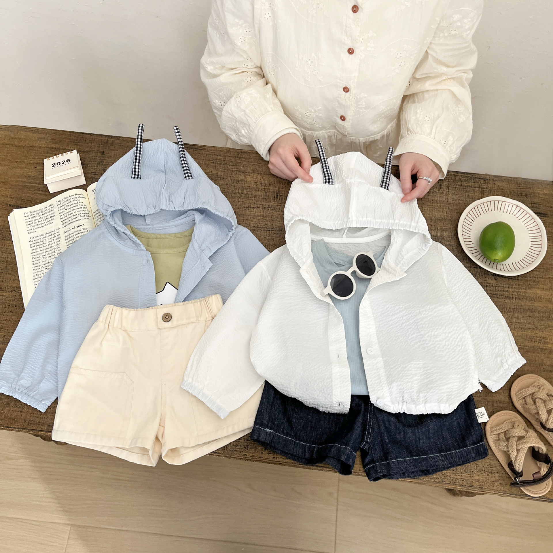 Ropa de bebé de verano, ropa de protección solar ligera, nueva camisa de aire acondicionado de algodón transpirable con capuchón de verano, abrigo universal